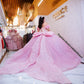Vestido de quinceañera rosa con corset, moño gigante y mariposas