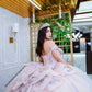 Vestido de quinceañera blush con encaje rosa y destellos lilas
