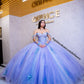 Vestido de quinceañera lila con azul y guantes bordados