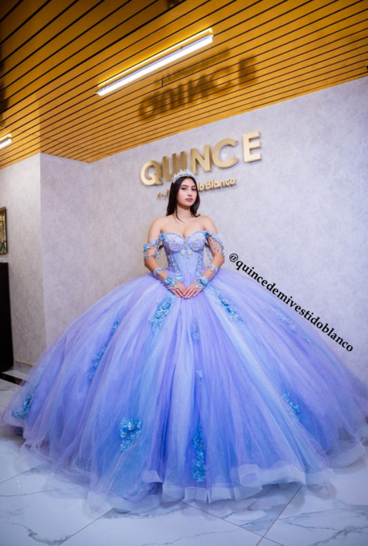 Vestido de quinceañera lila con azul y guantes bordados