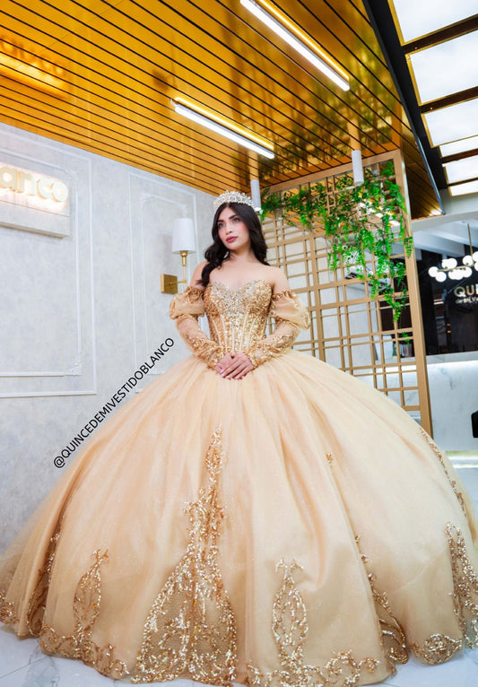 ✨ Vestido de Quinceañera Dorado Strapless con Bordado y Moño