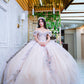 Vestido de quinceañera blush con encaje rosa y destellos lilas