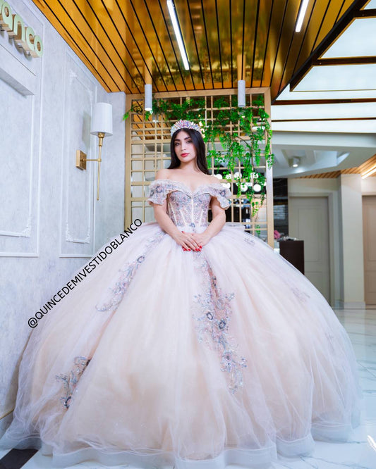Vestido de quinceañera blush con encaje rosa y destellos lilas