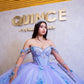 Vestido de quinceañera lila con azul y guantes bordados
