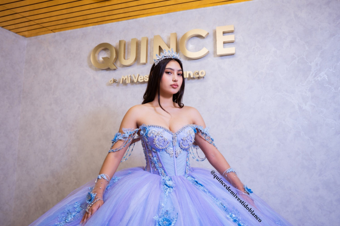 Vestido de quinceañera lila con azul y guantes bordados