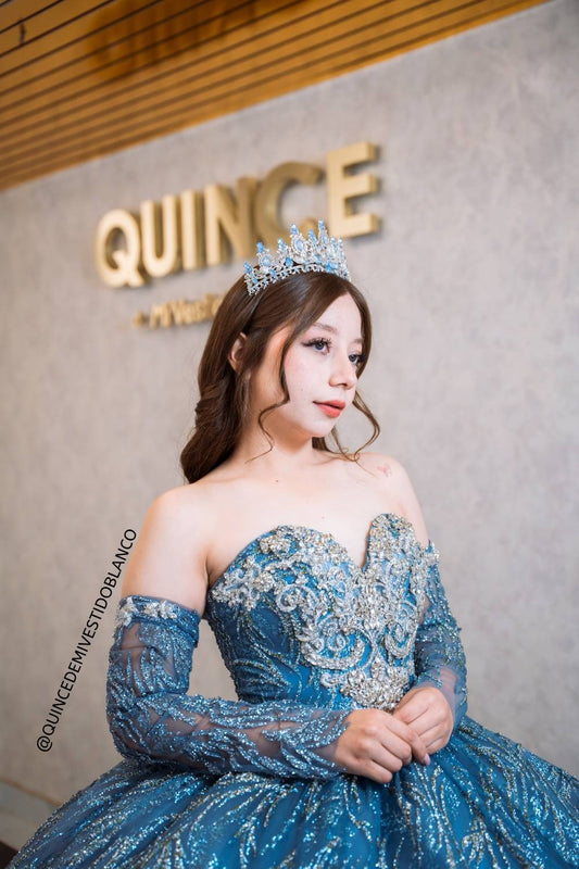 Vestido de quinceañera azul plumbago con destellos plata y cauda desmontable
