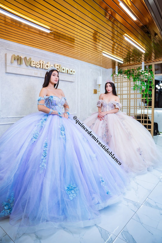 Vestido de quinceañera lila con azul y guantes bordados