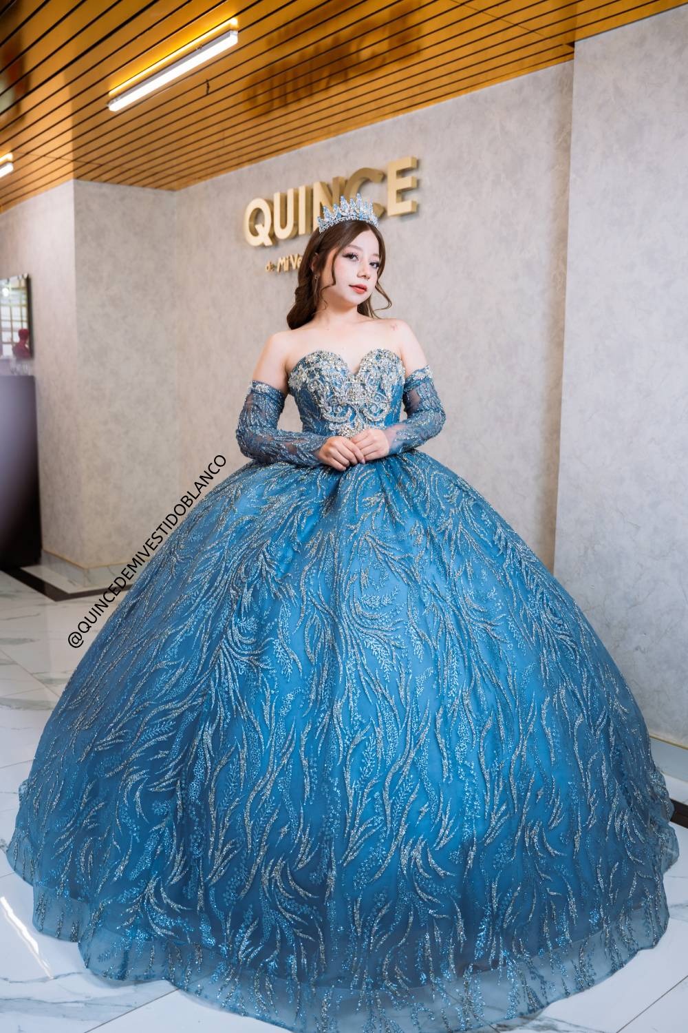 Vestido de quinceañera azul plumbago con destellos plata y cauda desmontable