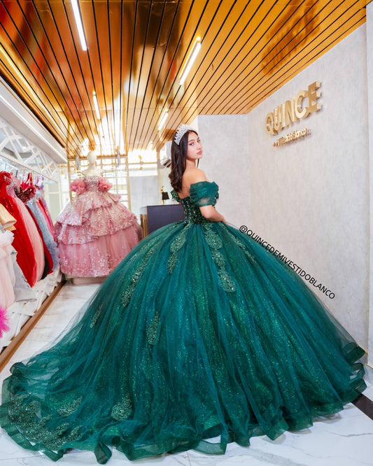 Vestido de quinceañera verde estilo mexicano con corset bordado y falda ampona