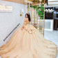 ✨ Vestido de Quinceañera Dorado Strapless con Bordado y Moño