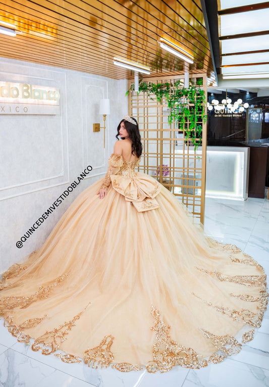 ✨ Vestido de Quinceañera Dorado Strapless con Bordado y Moño