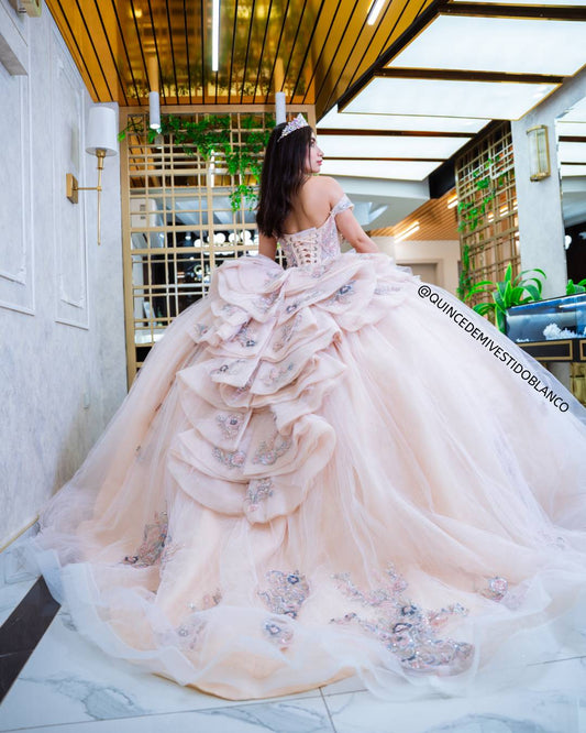 Vestido de quinceañera blush con encaje rosa y destellos lilas