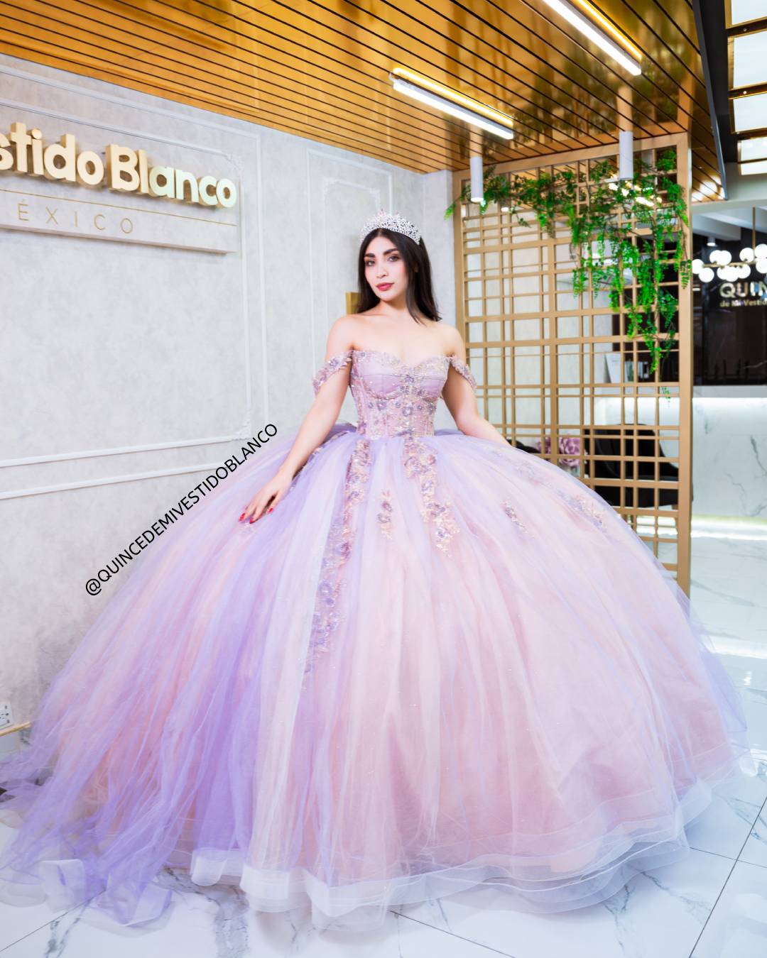Vestido de quinceañera rosa con lila estilo mexicano con corset bordado y falda ampona