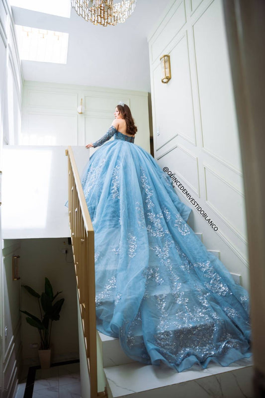 Vestido de quinceañera azul plumbago con destellos plata y cauda desmontable