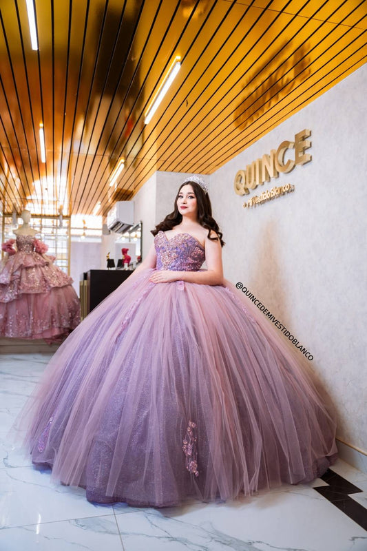 Vestido de quinceañera rosa con lila y pedrería bordada