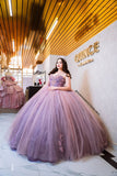 Vestido de quinceañera rosa con lila y pedrería bordada