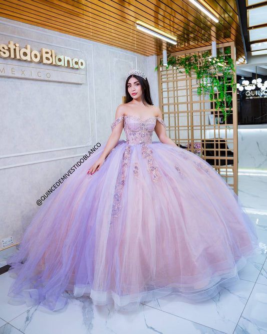 Vestido de quinceañera rosa con lila estilo mexicano con corset bordado y falda ampona
