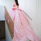 Vestido de quinceañera rosa con corset, moño gigante y mariposas