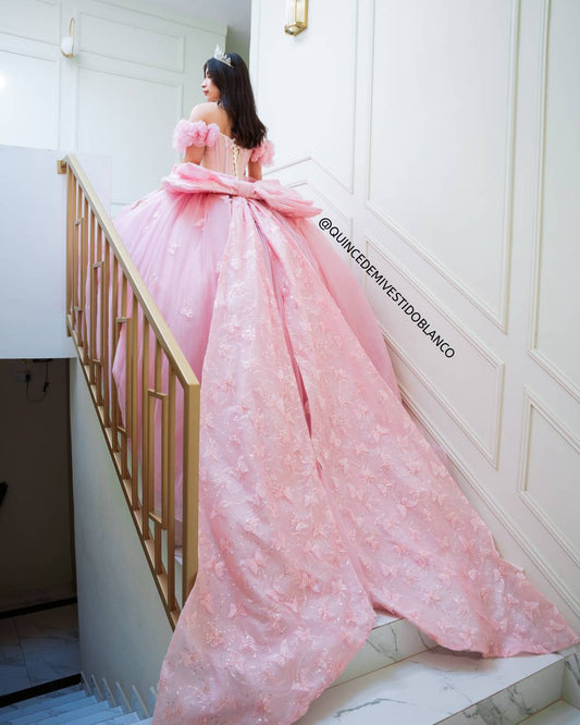 Vestido de quinceañera rosa con corset, moño gigante y mariposas