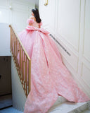 Vestido de quinceañera rosa con corset, moño gigante y mariposas