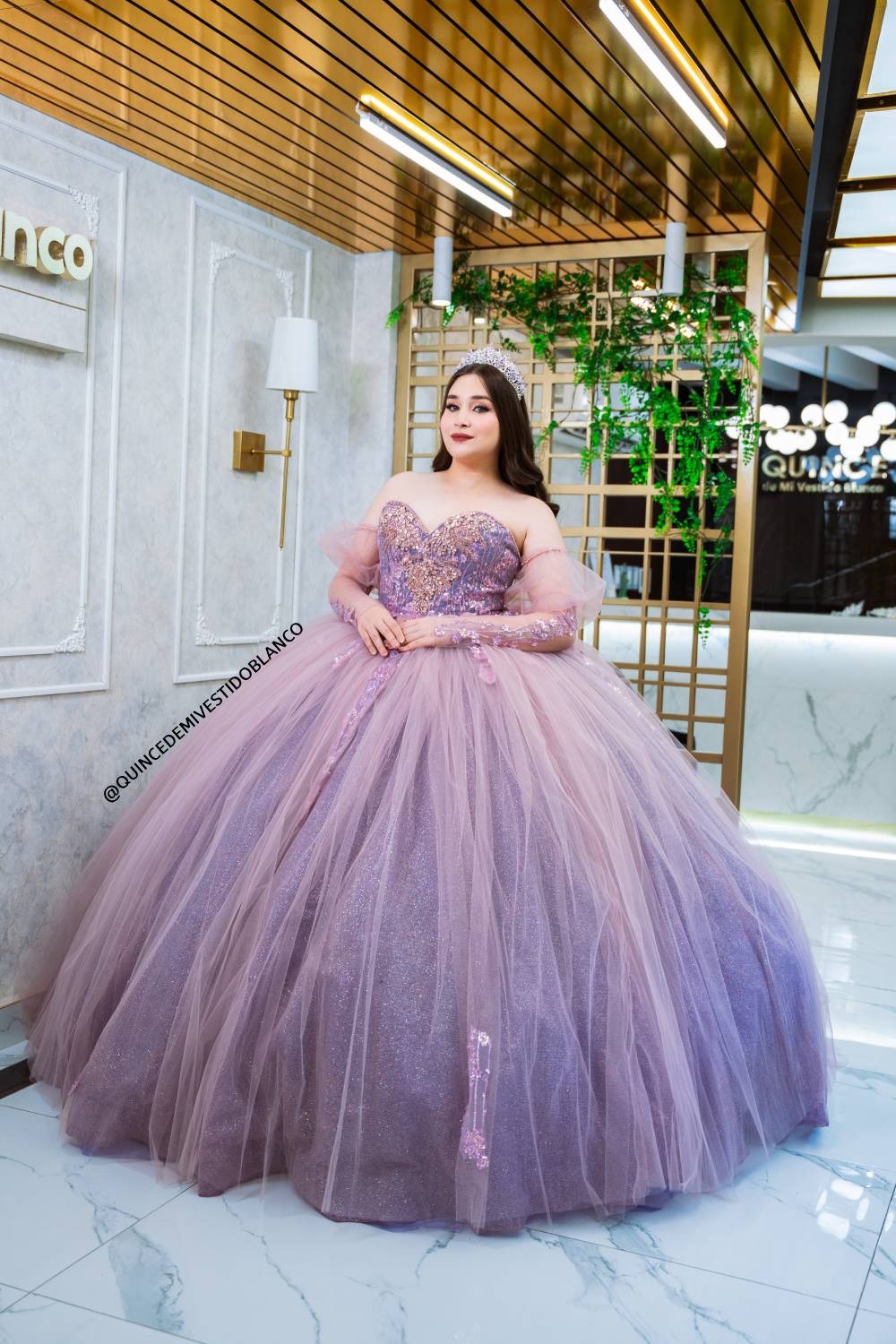 Vestido de quinceañera rosa con lila y pedrería bordada