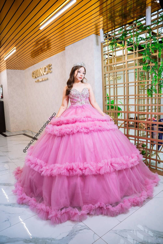 Vestido de quinceañera rosa corte princesa con tul bordado y cauda desmontable