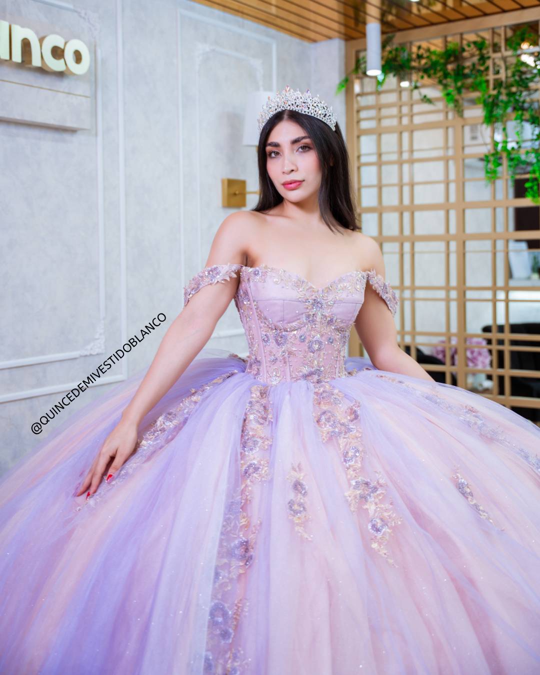 Vestido de quinceañera rosa con lila estilo mexicano con corset bordado y falda ampona