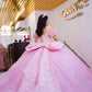 Vestido de quinceañera rosa con corset, moño gigante y mariposas