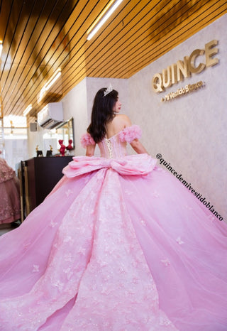 Mi Vestido Blanco - Vestido de Quinceañera Rosa con Corset, Moño Gigante y Mariposas