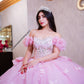 Vestido de quinceañera rosa con corset, moño gigante y mariposas