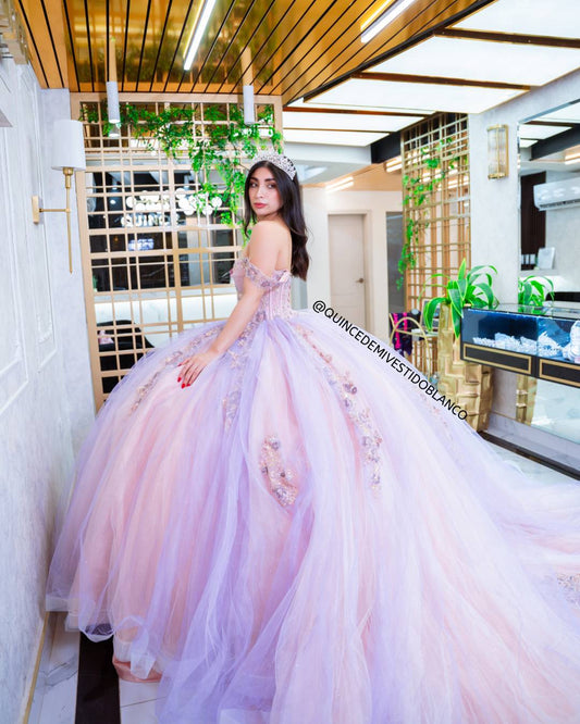Vestido de quinceañera rosa con lila estilo mexicano con corset bordado y falda ampona