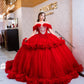 Vestido de quinceañera rojo con tul, cristales bordados y mangas caídas