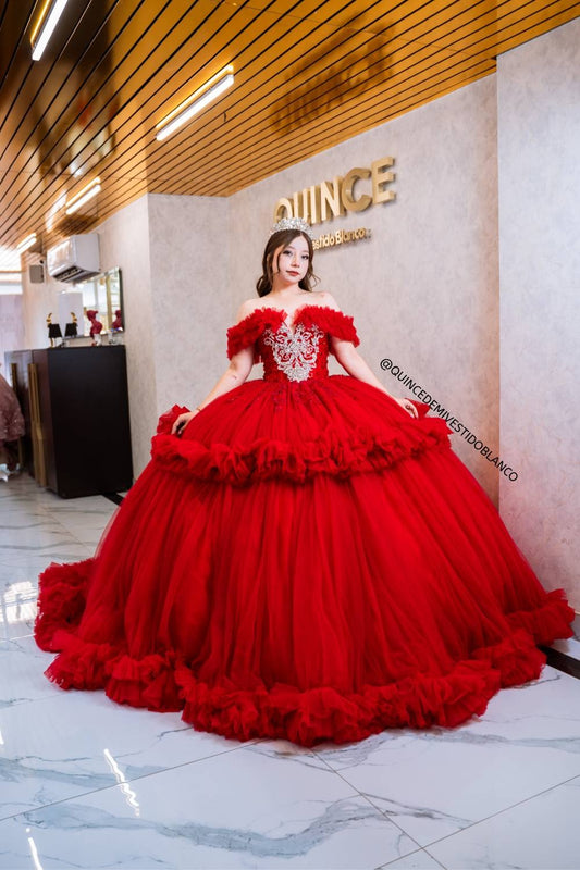Vestido de quinceañera rojo con tul, cristales bordados y mangas caídas