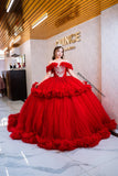 Vestido de quinceañera rojo con tul, cristales bordados y mangas caídas