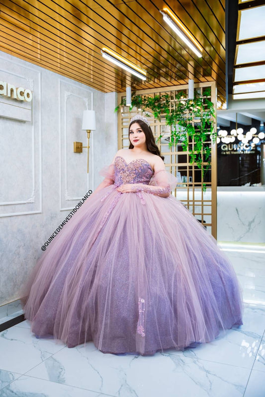 Vestido de quinceañera rosa con lila y pedrería bordada