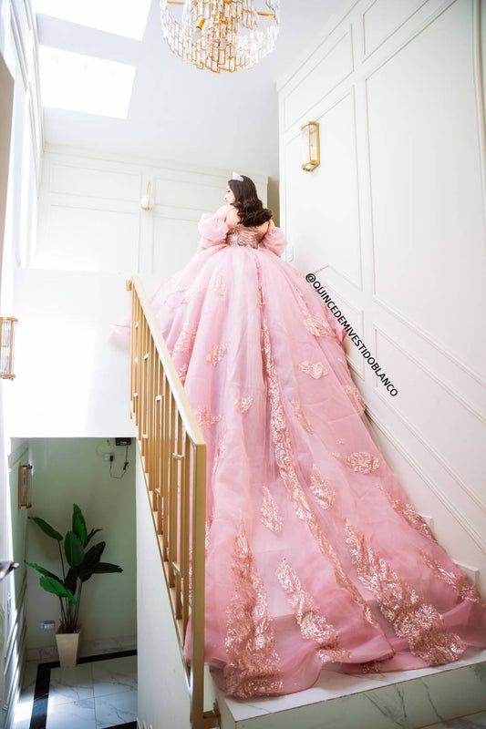 Vestido de quinceañera rose gold con encaje bordado, pedrería y cauda desmontable