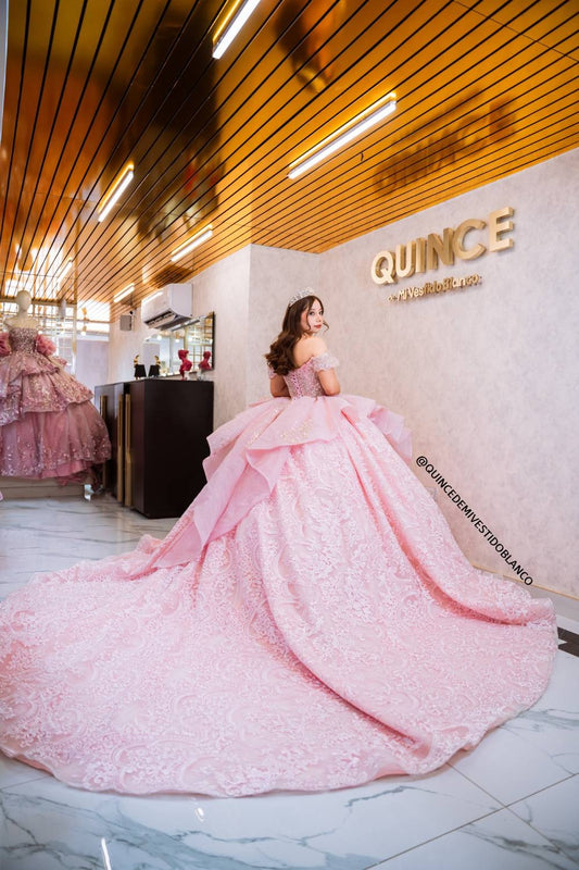 Vestido de quinceañera rosa pastel con olanes y encaje brillante